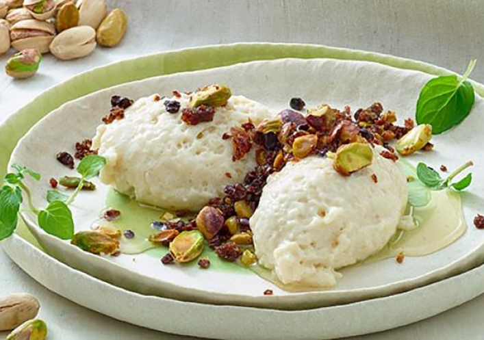 Crujiente de pistachos y pan de centeno sobre mousse de tofu al jengibre