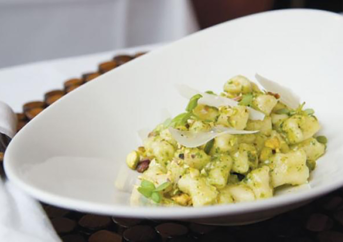 Gnocchi de patata con pesto de pistacho y albahaca