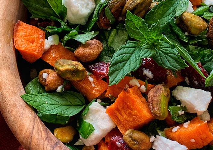 Ensalada de boniato, arándanos y feta con pistachos 