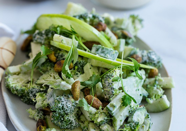 Ensalada de manzana y brócoli con pistachos y aderezo de tahini