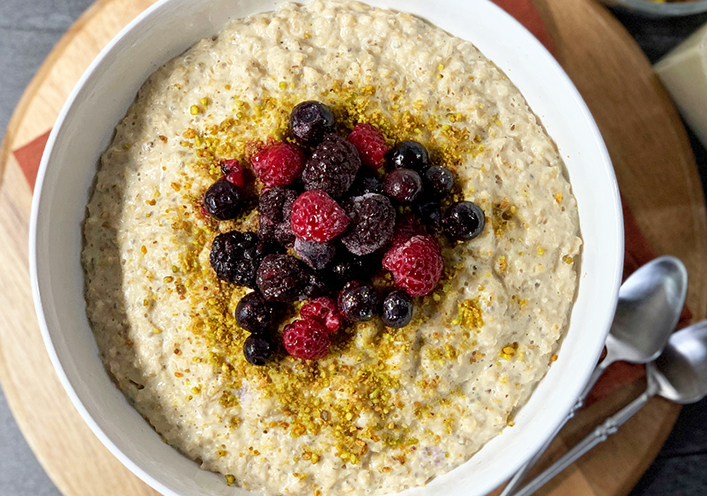 Gachas de pistacho, avena, chía y bayas 