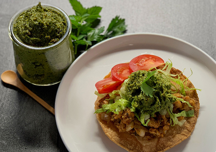 Tostada de tempeh con chimichurri de pistachos 