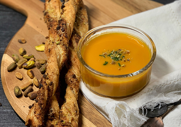 Sopa de calabaza ahumada con virutas de pistacho