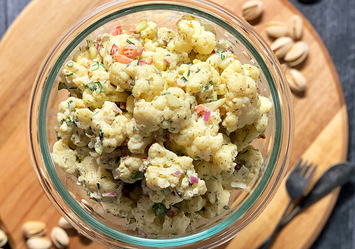 Ensalada de “patatas" de coliflor con mayonesa de pistacho