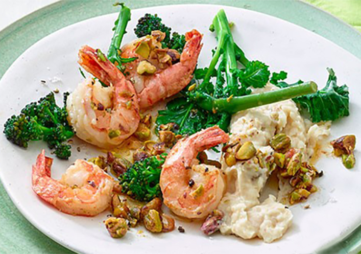 Gambas con pistachos, brotes de brócoli morados y puré de judías blancas