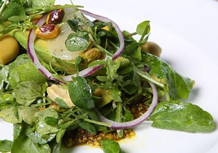 Ensalada de rúcula y berros silvestres con aliño de pistachos