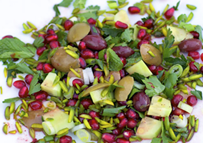 Ensalada de aceitunas, pistachos y granada