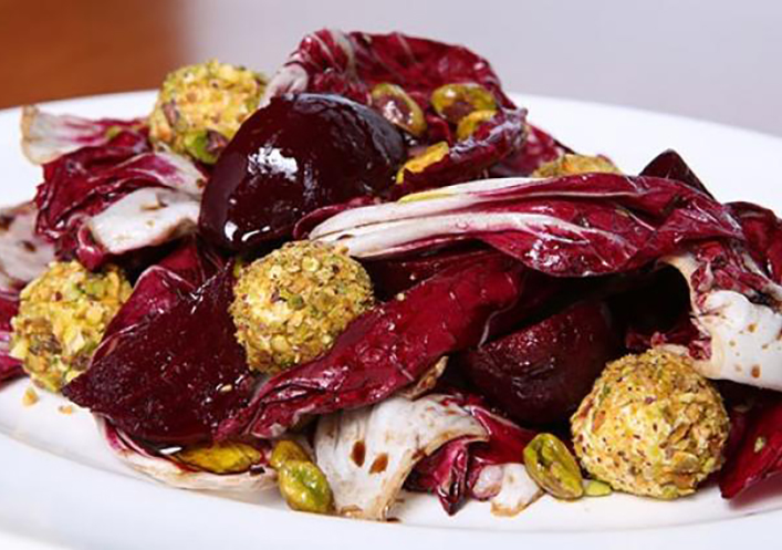 Ensalada de achicoria y remolacha marinada con queso de cabra 