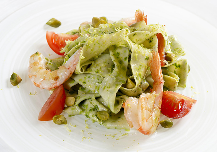 Parpadelle con gambas, tomate cherry y pesto de pistacho americano