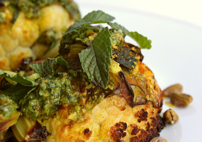 Coliflor asada a la cúrcuma con pesto de pistachos y cerezas ácidas