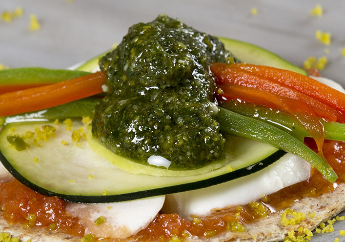 Coca de verduras, mozarella y pesto de pistacho americano