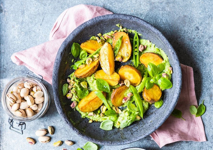 Patatas crujientes con crema de pistachos y guisantes