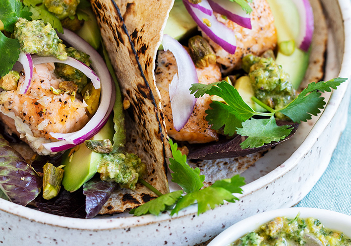 Tacos de salmón y pistacho con salsa chile