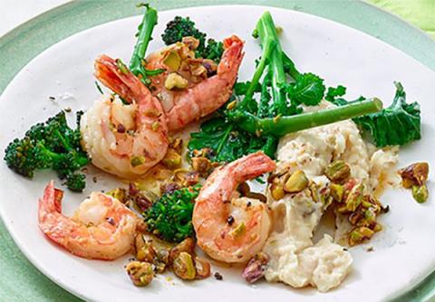 Gambas con pistachos, brotes de brócoli morados y puré de judías blancas