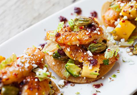 Tostada de gambas con salsa de mango y pistacho