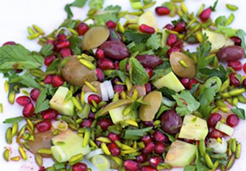 Ensalada de aceitunas, pistachos y granada