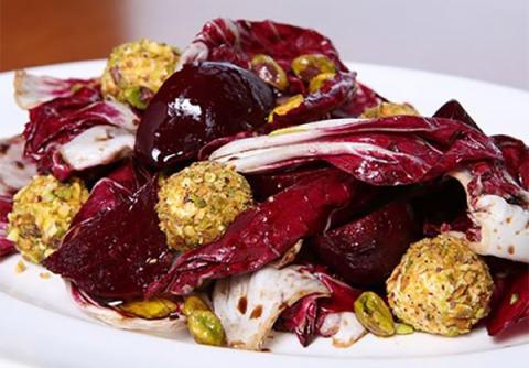 Ensalada de achicoria y remolacha marinada con queso de cabra 