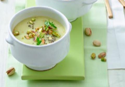 Sopa de apio romanesco con pistachos y semillas de chía