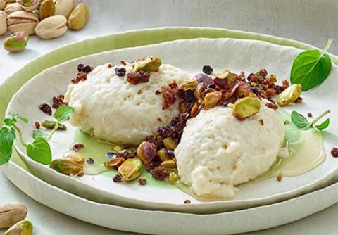 Crujiente de pistachos y pan de centeno sobre mousse de tofu al jengibrCrujiente de pistachos y pan de centeno sobre mousse de tofu al jengibree